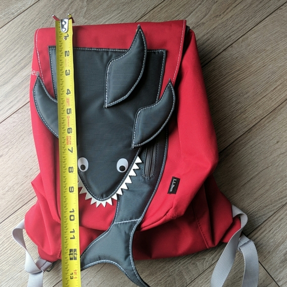 Shark backpack - Picture 2 of 5